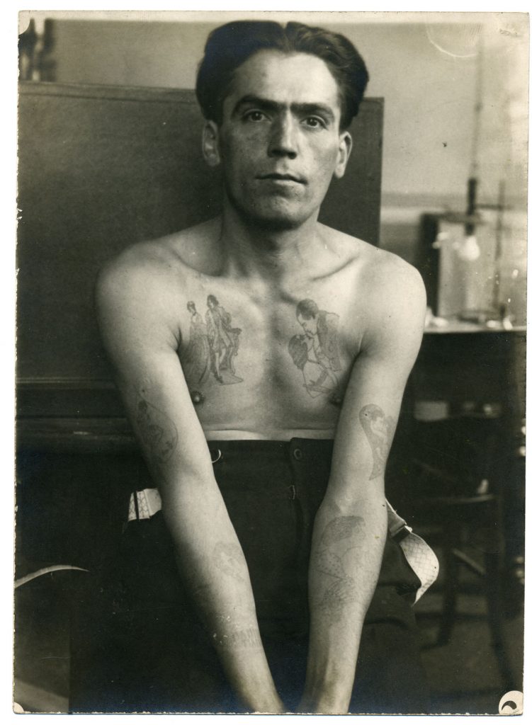 Ritratto fotografico maschile con tatuaggi, inizio XX secolo